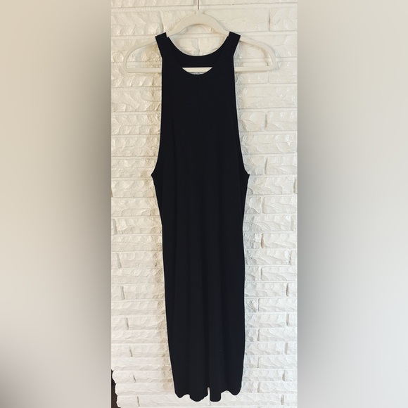 Elegant Black Ribbed Sleeveless Dress - Picture 4 of 4